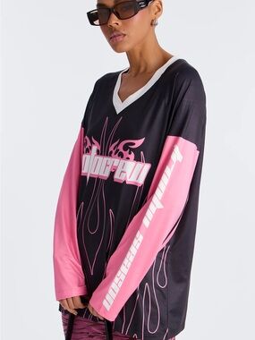 Long Sleeve V-Neck Graphic Tee - Black & Pink